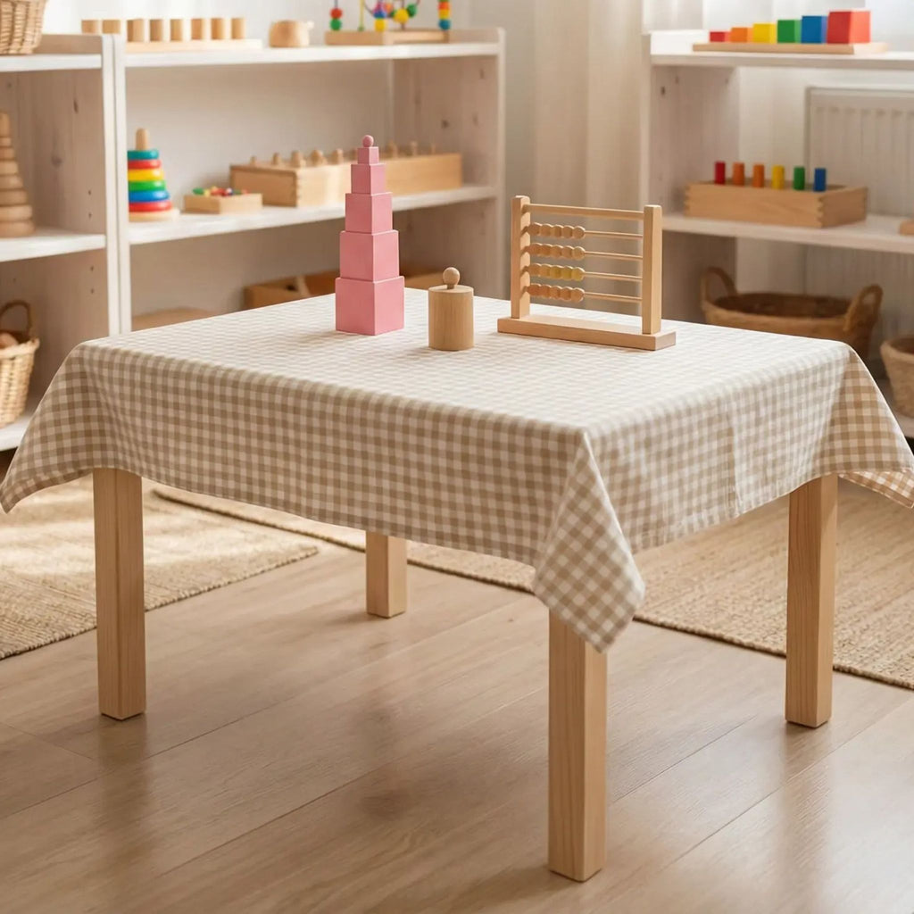 Mantel infantil de tela color arena para juego educativo y actividades creativas.