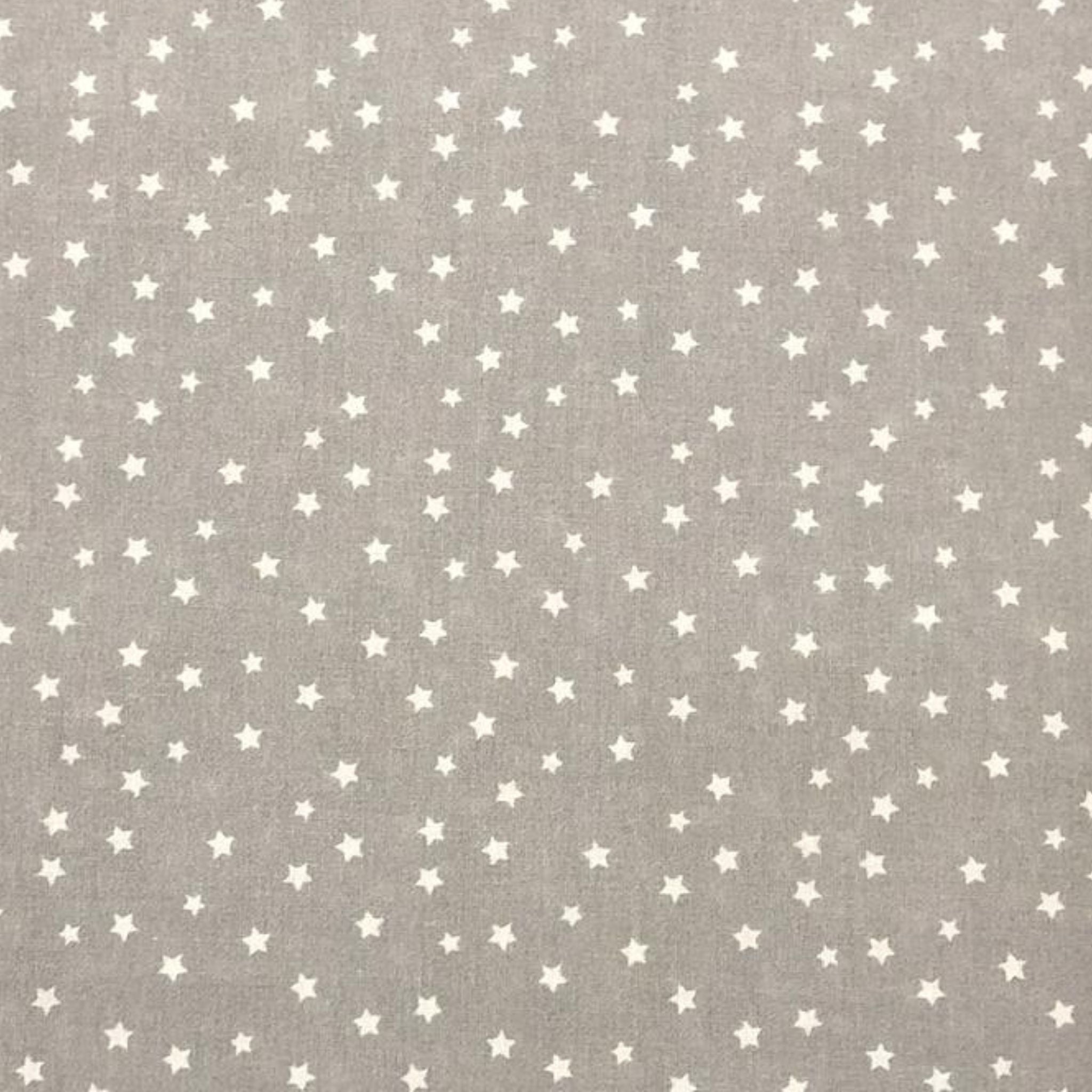 Mantel infantil gris con estrellas extendido en mesa de juego