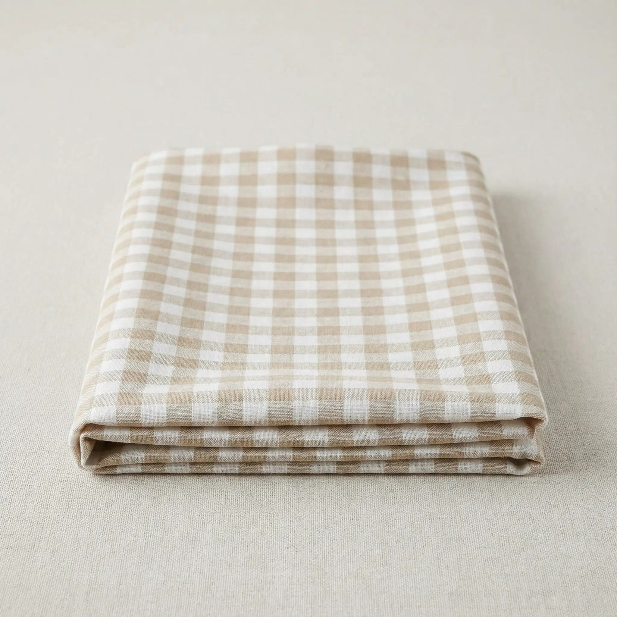 Mantel infantil de tela color arena para juego educativo y actividades creativas.